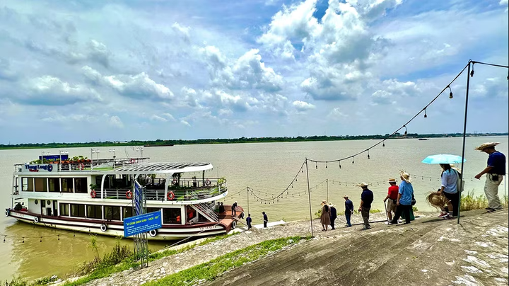 Khơi dòng du lịch sông Hồng
