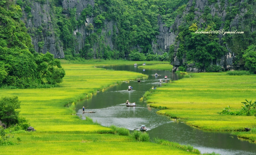 Xuôi thuyền vào thăm Tam Cốc bích động